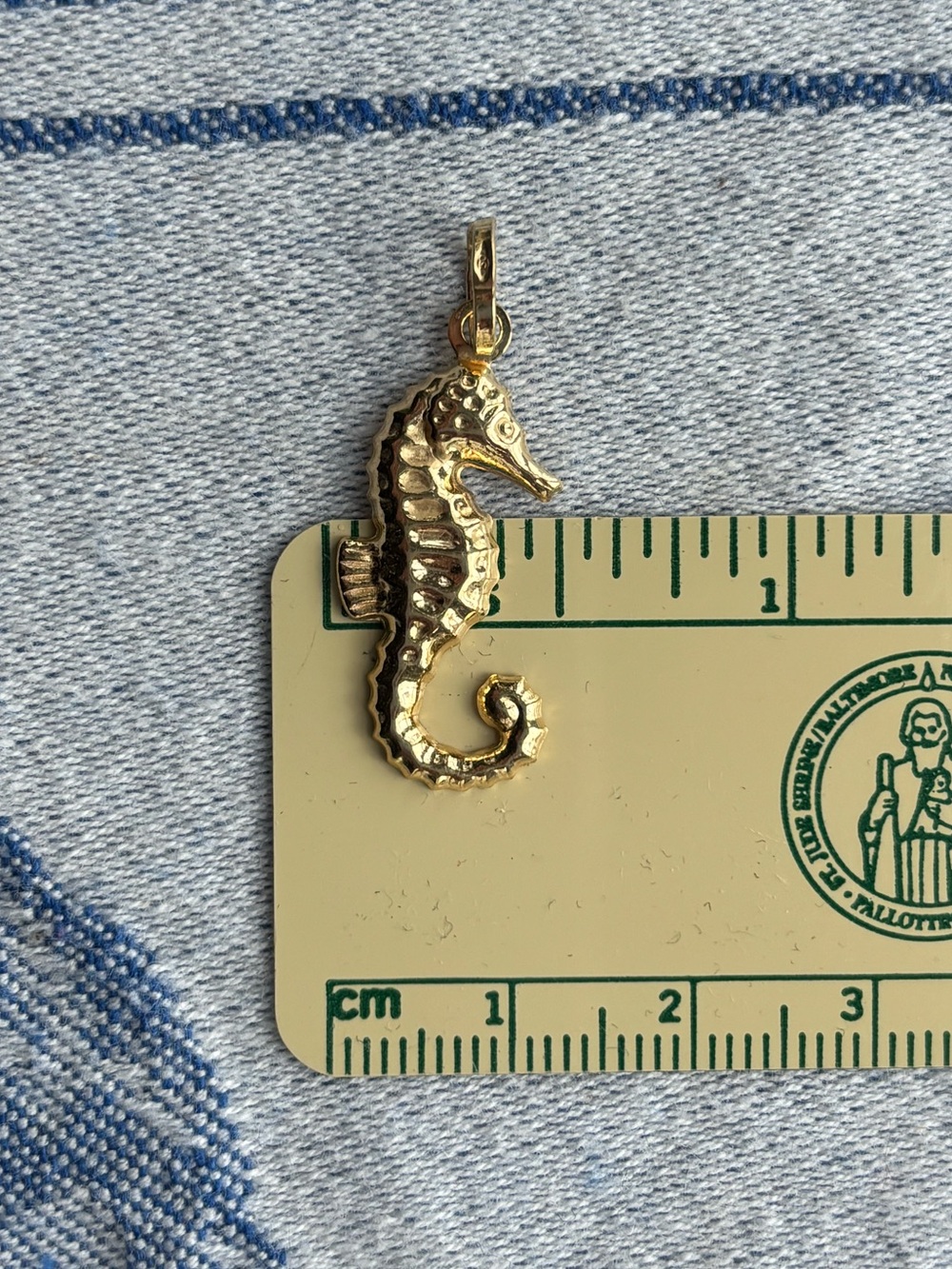18k gold seahorse pendant - like new! - Picture 5 of 7